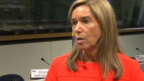 Ana Mato: "Soy partidaria de un control de datos de pasajeros que vengan de África" Ana Mato: "Soy partidaria de un control de datos de pasajeros que vengan de África"