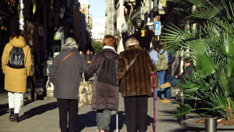 Tres mujeres de avanzada edad pasean por Barcelona. Tres mujeres de avanzada edad pasean por Barcelona.