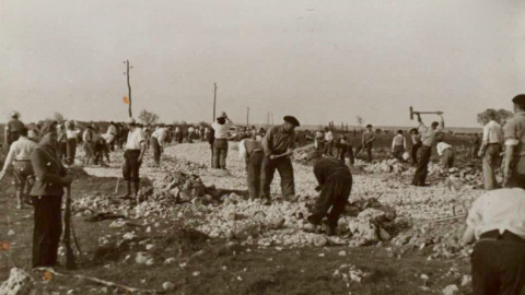 Prisioneros del campo de concentración de San Pedro de Cardeña (Burgos) trabajando en la construcción de una carretera cercana.- BIBLIOTECA NACIONAL DE ESPAÑA Prisioneros del campo de concentración de San Pedro de Cardeña (Burgos) trabajando en la construcción de una carretera cercana.- BIBLIOTECA NACIONAL DE ESPAÑA