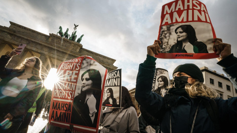 28/09/2022-Manifestantes sostienen pancartas con una imagen de Mahsa Amini durante una concentración en reacción a su muerte, frente a la Puerta de Brandenburgo en Berlín, Alemania, 28 de septiembre de 2022. 28/09/2022-Manifestantes sostienen pancartas con una imagen de Mahsa Amini durante una concentración en reacción a su muerte, frente a la Puerta de Brandenburgo en Berlín, Alemania, 28 de septiembre de 2022.