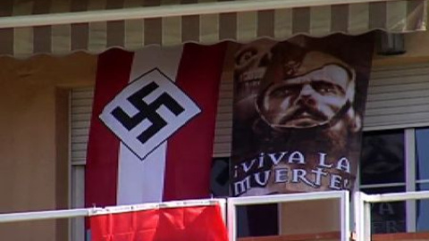 Un vecino de Sabadell exhibe banderas nazis en el balcón de su casa Un vecino de Sabadell exhibe banderas nazis en el balcón de su casa