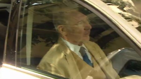 Rodrigo Rato evita a la prensa a su salida del despacho Rodrigo Rato evita a la prensa a su salida del despacho