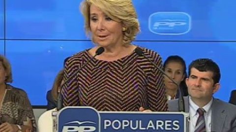 Aguirre da la razón a los que se indignan por los "políticos que se lo están llevando crudo" Aguirre da la razón a los que se indignan por los "políticos que se lo están llevando crudo"