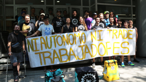 Protesta de l'estiu de repartidors de Glovo davant la Inspecció de Treball de Barcelona. N. ROMERO.
