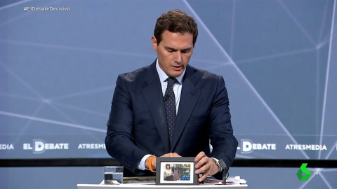 Rivera coloca otra foto en su atril, de Otegi. Rivera coloca otra foto en su atril, de Otegi.