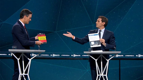 Duelo de libros por Sant Jordi en el debate. Duelo de libros por Sant Jordi en el debate.