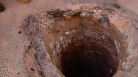 El Ayuntamiento de Elche procede a cegar el túnel que unos ladrones excavaron para robar un banco El Ayuntamiento de Elche procede a cegar el túnel que unos ladrones excavaron para robar un banco