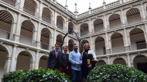 Los tres premiados junto a Julia Pérez Correa (derecha), la presidenta de la Asociación de Mujeres Progresistas de Alcalá | Sara Fernández de la Peña Los tres premiados junto a Julia Pérez Correa (derecha), la presidenta de la Asociación de Mujeres Progresistas de Alcalá | Sara Fernández de la Peña