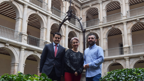 Los galardonados con el premio posando en el Patio de Santo Tomás de Villanueva del rectorado de la Universidad de Alcalá. De izquierda a derecha, José Carlos Beltrán (gerente de la universidad que ha recibido el diploma de reconocimiento), Nora Boter Los galardonados con el premio posando en el Patio de Santo Tomás de Villanueva del rectorado de la Universidad de Alcalá. De izquierda a derecha, José Carlos Beltrán (gerente de la universidad que ha recibido el diploma de reconocimiento), Nora Boter