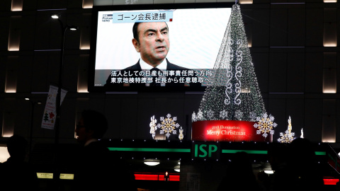 Una pantalla informa sobre el caso del hasta ahora presidente de Nissan Carlos Ghosn en una calle de Tokio en medio de la iluminación navideña. REUTERS/Toru Hanai