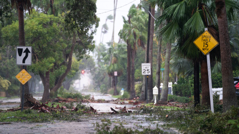 Escombros tras el paso del huracán Ian en una calle de la localidad de Sarasota, Florida, a 28 de septiembre de 2022. Escombros tras el paso del huracán Ian en una calle de la localidad de Sarasota, Florida, a 28 de septiembre de 2022.