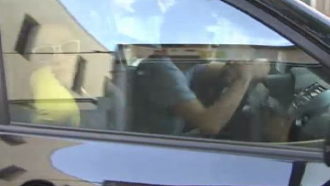 Accidentada salida de Oleguer Pujol de su casa Accidentada salida de Oleguer Pujol de su casa