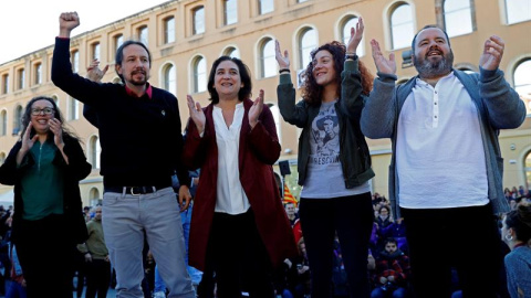 Pablo Iglesias, junto a Ada Colau y otros candidatos este miércoles en Barcelona. EFE/Toni Albir Pablo Iglesias, junto a Ada Colau y otros candidatos este miércoles en Barcelona. EFE/Toni Albir