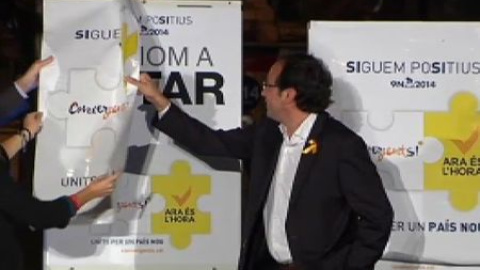 CDC escenifica el arranque de campaña para el 9-N con una pegada de carteles CDC escenifica el arranque de campaña para el 9-N con una pegada de carteles