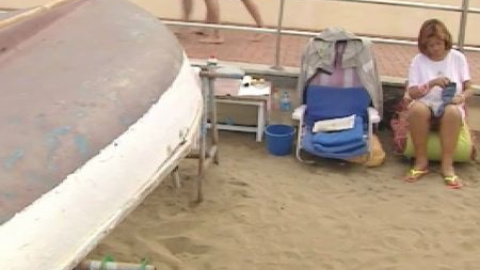 Una pareja vive bajo un barca en la playa de las Canteras en Las Palmas de Gran Canaria Una pareja vive bajo un barca en la playa de las Canteras en Las Palmas de Gran Canaria