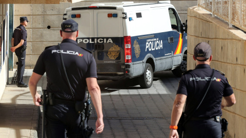 Imagen de archivo de un furgón policial durante un suceso | EFE Imagen de archivo de un furgón policial durante un suceso | EFE