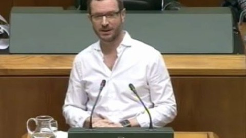 Un parlamentario de Bildu, expulsado por llamar "sinvergüenza" a Maroto Un parlamentario de Bildu, expulsado por llamar "sinvergüenza" a Maroto