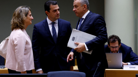 La ministra de Transición Ecológica, Teresa Ribera, el ministro de Energía griego, Konstantinos Skrekas, y el viceprimer ministro checo, Jozef Sikela, asisten a una reunión de emergencia de los ministros de Energía de la Unión Europea. Bélgica, 9 d La ministra de Transición Ecológica, Teresa Ribera, el ministro de Energía griego, Konstantinos Skrekas, y el viceprimer ministro checo, Jozef Sikela, asisten a una reunión de emergencia de los ministros de Energía de la Unión Europea. Bélgica, 9 d