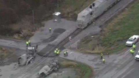 Un tren parte en dos a un camión en Estados Unidos Un tren parte en dos a un camión en Estados Unidos