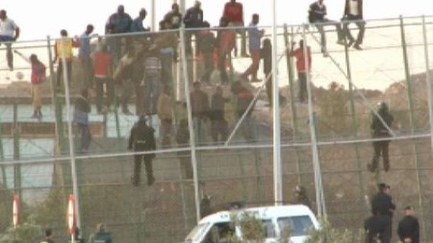 Nuevo intento de salto masivo de la valla de Melilla Nuevo intento de salto masivo de la valla de Melilla