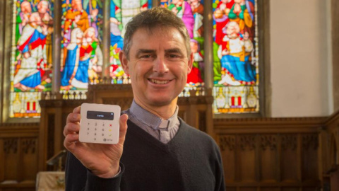 El reverendo Martin Taylor de la St. George's church en Stanford con el datáfono de SumUp (Foto: SumUp) El reverendo Martin Taylor de la St. George's church en Stanford con el datáfono de SumUp (Foto: SumUp)