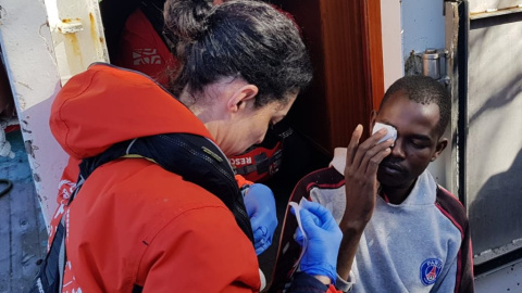 El equipo médico de Proactiva Open Arms atiende a los migrantes rescatados por el peSquero español tras ser abandonados por los guardacostas libios.- PROACTIVA OPEN ARMS El equipo médico de Proactiva Open Arms atiende a los migrantes rescatados por el peSquero español tras ser abandonados por los guardacostas libios.- PROACTIVA OPEN ARMS