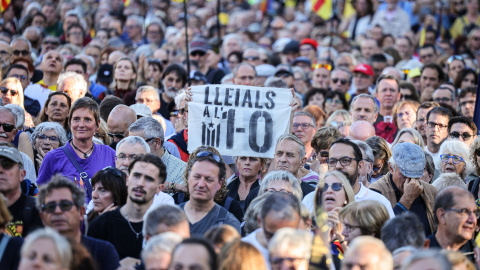 Una pancarta reivindicativa de l'1-O durant la concentració a l'Arc del Triomf organitzat per les entitats independentistes. Una pancarta reivindicativa de l'1-O durant la concentració a l'Arc del Triomf organitzat per les entitats independentistes.