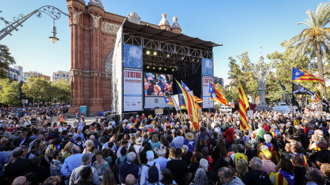 Escenari a l'Arc del Triomf durant la concentració per commemorar el cinquè aniversari de l'1-O a l'Arc de Triomf. Escenari a l'Arc del Triomf durant la concentració per commemorar el cinquè aniversari de l'1-O a l'Arc de Triomf.