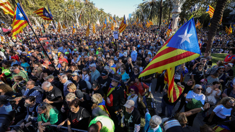 Milers de persones participen a la concentració per commemorar el cinquè aniversari de l'1-O a l'Arc de Triomf. Milers de persones participen a la concentració per commemorar el cinquè aniversari de l'1-O a l'Arc de Triomf.
