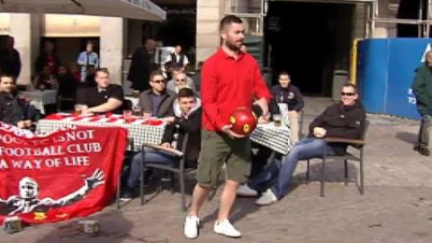 Tensión entre aficionados ingleses y la Policía en la Plaza Mayor Tensión entre aficionados ingleses y la Policía en la Plaza Mayor