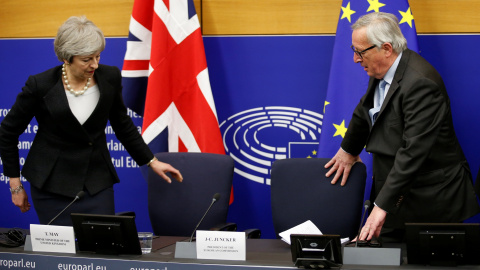 La primera ministra británica, Theresa May, y el presidente de la Comisión Europea, Jean-Claude Juncker, a su llegada a la rueda de prensa en Estrasburgo en la que explicaron su último acuerdo sobre el brexit. REUTERS/Vincent Kessler La primera ministra británica, Theresa May, y el presidente de la Comisión Europea, Jean-Claude Juncker, a su llegada a la rueda de prensa en Estrasburgo en la que explicaron su último acuerdo sobre el brexit. REUTERS/Vincent Kessler