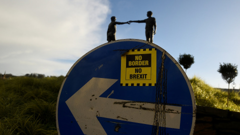 Una pegatina de 'No fronteras, no brexit', en una señal de tráfico frente a la estatua de la Paz titulada 'Hands Across the Divide' en Londonderry, Irlanda del Norte. REUTERS / Clodagh Kilcoyne Una pegatina de 'No fronteras, no brexit', en una señal de tráfico frente a la estatua de la Paz titulada 'Hands Across the Divide' en Londonderry, Irlanda del Norte. REUTERS / Clodagh Kilcoyne