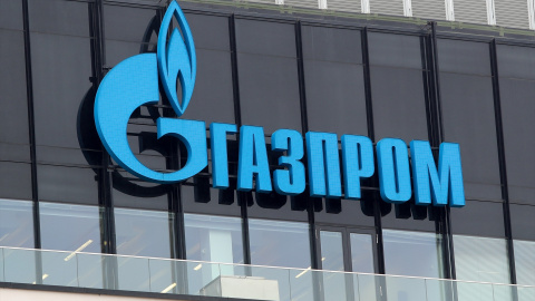 El logotipo de Gazprom se ve en una sucursal de la empresa estatal rusa en San Petersburgo. El logotipo de Gazprom se ve en una sucursal de la empresa estatal rusa en San Petersburgo.
