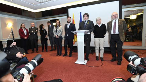 06/12/2017 Carles Puigdemont flanqueado por Meritxell Serret, Antoni Comin, Clara Ponsati y Lluis Puig el 6 de diciembre de 2017 en Bruselas | AFP/ Emmanuel Dunand 06/12/2017 Carles Puigdemont flanqueado por Meritxell Serret, Antoni Comin, Clara Ponsati y Lluis Puig el 6 de diciembre de 2017 en Bruselas | AFP/ Emmanuel Dunand
