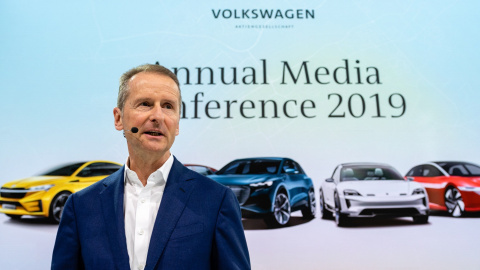 El presidente del grupo Volkswagen, Herbert Diess, posa para los fotógrafos durante la rueda de prensa anual de la compañía este martes en Wolfsburgo (Alemania). EFE/ Jens Schlueter
