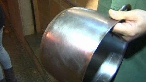 Cacerolada en Barcelona contra el Tribunal Constitucional Cacerolada en Barcelona contra el Tribunal Constitucional