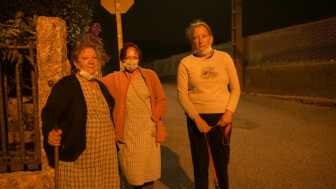 3/10/22Tres vecinas en las inmediaciones de un incendio el pasado agosto en O Vento, parroquia de Cea, en la comarca de O Salnés, en Pontevedra. 3/10/22Tres vecinas en las inmediaciones de un incendio el pasado agosto en O Vento, parroquia de Cea, en la comarca de O Salnés, en Pontevedra.