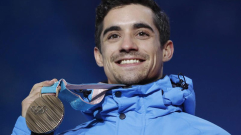 El patinador Javier Fernández posa con la histórica medalla de bronce olímpica. (EP) El patinador Javier Fernández posa con la histórica medalla de bronce olímpica. (EP)
