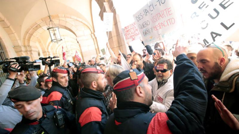 Cientos de médicos en huelga han acudido al Parlament, donde los Mossos han cargado contra ellos | Marta Pérez / EFE Cientos de médicos en huelga han acudido al Parlament, donde los Mossos han cargado contra ellos | Marta Pérez / EFE