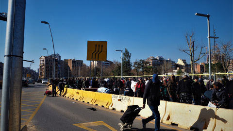 Vendedores se desplazan de zona mientras el mercadillo es desalojado por la policía. - JORGE GARCÍA LÓPEZ Vendedores se desplazan de zona mientras el mercadillo es desalojado por la policía. - JORGE GARCÍA LÓPEZ