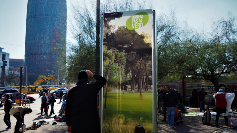 Un vendedor con la torre Agbar al fondo. - JORGE GARCÍA LÓPEZ Un vendedor con la torre Agbar al fondo. - JORGE GARCÍA LÓPEZ