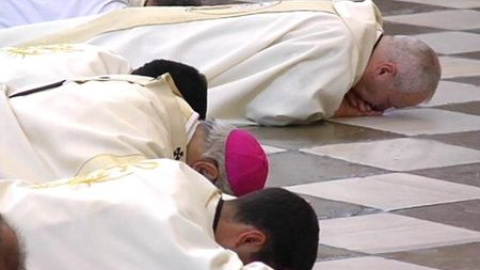 El arzobispo de Granada se postra ante el altar para pedir perdón por los abusos El arzobispo de Granada se postra ante el altar para pedir perdón por los abusos
