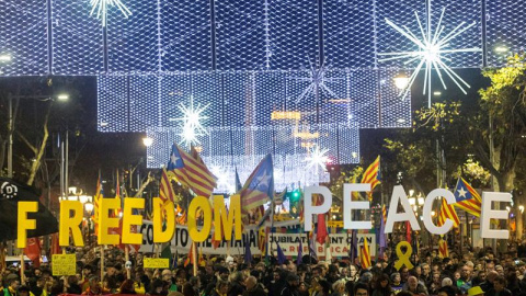 21/12/2018.- Manifestación unitaria del independentismo que bajo el lema "Tumbemos el régimen. Por los derechos sociales y políticos y por la autodeterminación. Contra la represión", se lleva a cabo esta tarde en Barcelona, en el primer aniversario d 21/12/2018.- Manifestación unitaria del independentismo que bajo el lema "Tumbemos el régimen. Por los derechos sociales y políticos y por la autodeterminación. Contra la represión", se lleva a cabo esta tarde en Barcelona, en el primer aniversario d