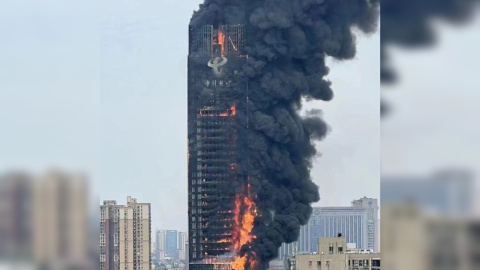 16/09/2022. Imagen compartida en Twitter por Jose Valero (@noesviernes) del edificio cubierto de llamas. 16/09/2022. Imagen compartida en Twitter por Jose Valero (@noesviernes) del edificio cubierto de llamas.