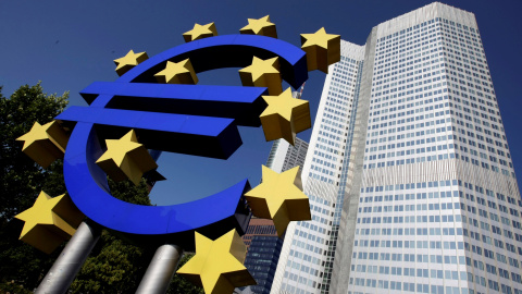 Escultura representando el logo del euro, delante de la antigua sede del BCE en Fráncfort. REUTERS/Alex Grimm Escultura representando el logo del euro, delante de la antigua sede del BCE en Fráncfort. REUTERS/Alex Grimm