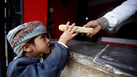 Un niño recibe una pieza de pan en un establecimiento de la ONG Mercy Bakery, en la localidad yemení de Saná. REUTERS/Mohamed al-Sayaghi Un niño recibe una pieza de pan en un establecimiento de la ONG Mercy Bakery, en la localidad yemení de Saná. REUTERS/Mohamed al-Sayaghi
