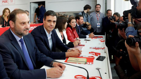 El secretario general del PSOE, Pedro Sánchez (2i), y el secretario de Organización, José Luis Ábalos (i), en la reunión del Comité Federal del PSOE. / EFE El secretario general del PSOE, Pedro Sánchez (2i), y el secretario de Organización, José Luis Ábalos (i), en la reunión del Comité Federal del PSOE. / EFE