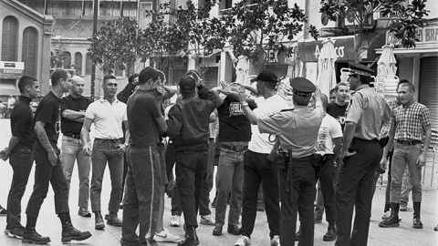 Grup d'skin heads durant els disturbis racistes a ca n'Anglada, Grup d'skin heads durant els disturbis racistes a ca n'Anglada,