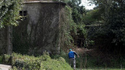 Un hombre trabaja en un jardín en Lugo, Galicia. EFE/ Eliseo Trigo Un hombre trabaja en un jardín en Lugo, Galicia. EFE/ Eliseo Trigo