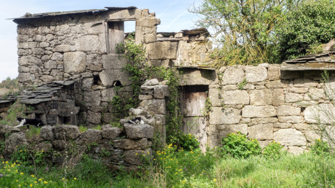 Vista de una vivienda destruida por el paso del tiempo a las afueras de Lugo, Galicia. EFE/ Eliseo Trigo Vista de una vivienda destruida por el paso del tiempo a las afueras de Lugo, Galicia. EFE/ Eliseo Trigo